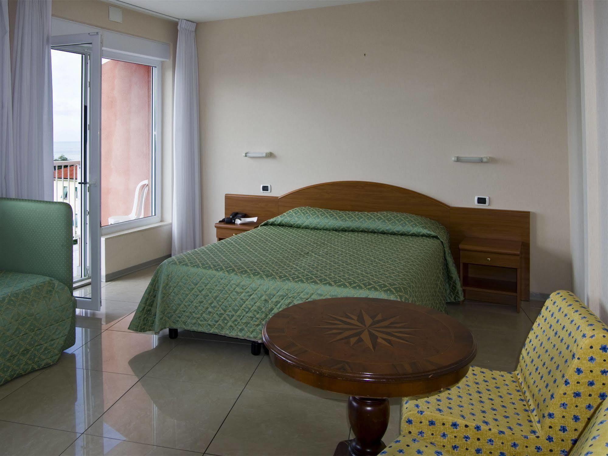 Hotel Cristallo Lerici Exterior photo